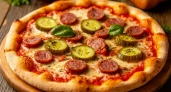 Итальянцы были бы удивлены, увидев пиццу с маринованными огурцами и колбасой, а нам она очень по вкусу