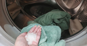 Один стакан при стирке — и вещи кристально-белые: прачка замешивает в стиралку вместе с порошком это бюджетное средство