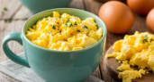 Яичницу на сковородке больше не жарю — беру простую кружку: получается во много раз вкуснее