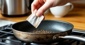Два пакетика заливаю кипятком, и сковорода как новая: от 100-летнего нагара не осталось и следа