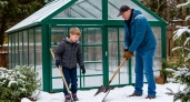 Зачем в теплицу кидать снег? Дело не только в естественном "одеяле"