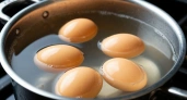Яйца не лопаются даже в крутом кипятке: вот что надо капнуть в воду при варке
