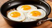 Не растительное масло и не сало: вот на чем жарят яичницу опытные хозяйки - теперь тоже так делаю всегда
