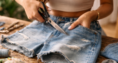Носить джинсы больше не модно: брюки из этого материала захватят эту весну