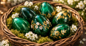 «Изумрудные» яйца на Пасху: красивый цвет яйцам придадут 2 травы — давно забытый метод