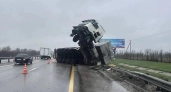 В Лискинском районе фура "Скания" опрокинулась на ограждение трассы М-4 "Дон" из-за мокрой дороги