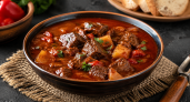 Совдеповский гуляш от Ивлева: запах детства, вкус столовки и соус, от которого улетаешь за 30 секунд