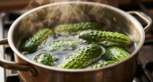 Огурцы в кипяток и через мгновение вкуснейший деликатес готов: этому рецепту 50 лет — та самая советская закуска, которую сметали со стола