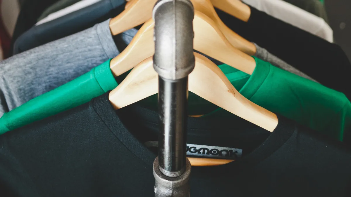 Не выбрасывайте ткань: 5 полезных вещей, которые можно сделать из остатков