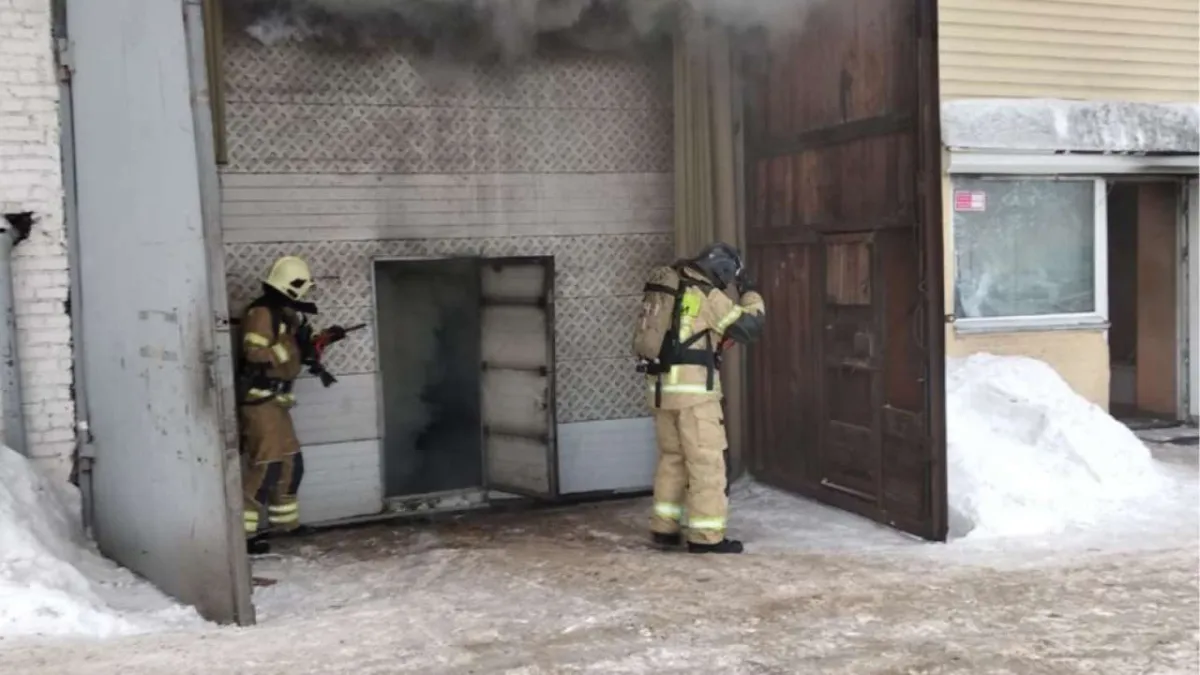 В Лисках спасатели потушили крупный пожар в цехе на улице Монтажников