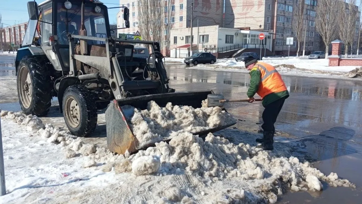 В Лисках за неделю вывезли более 500 тонн снега и устранили ямы на дорогах