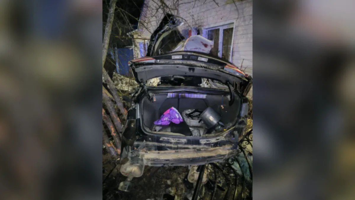 В Воронежской области 15-летний подросток пострадал при въезде автомобиля в жилой дом