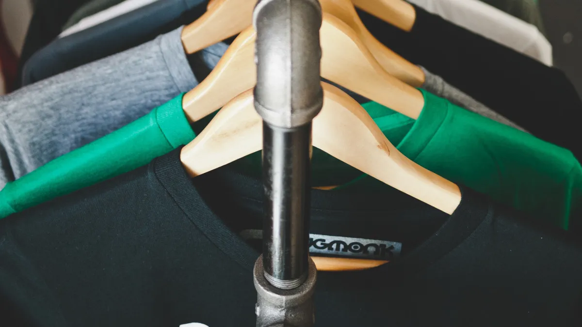 Не выбрасывайте старые мужские рубашки: 7 полезных идей, которые можно сделать для дачи и дома