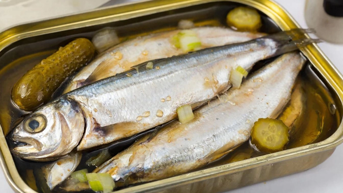 Мы едим её каждый день и даже не догадываемся: 7 фактов о баночной селедке, о которых молчат все производители