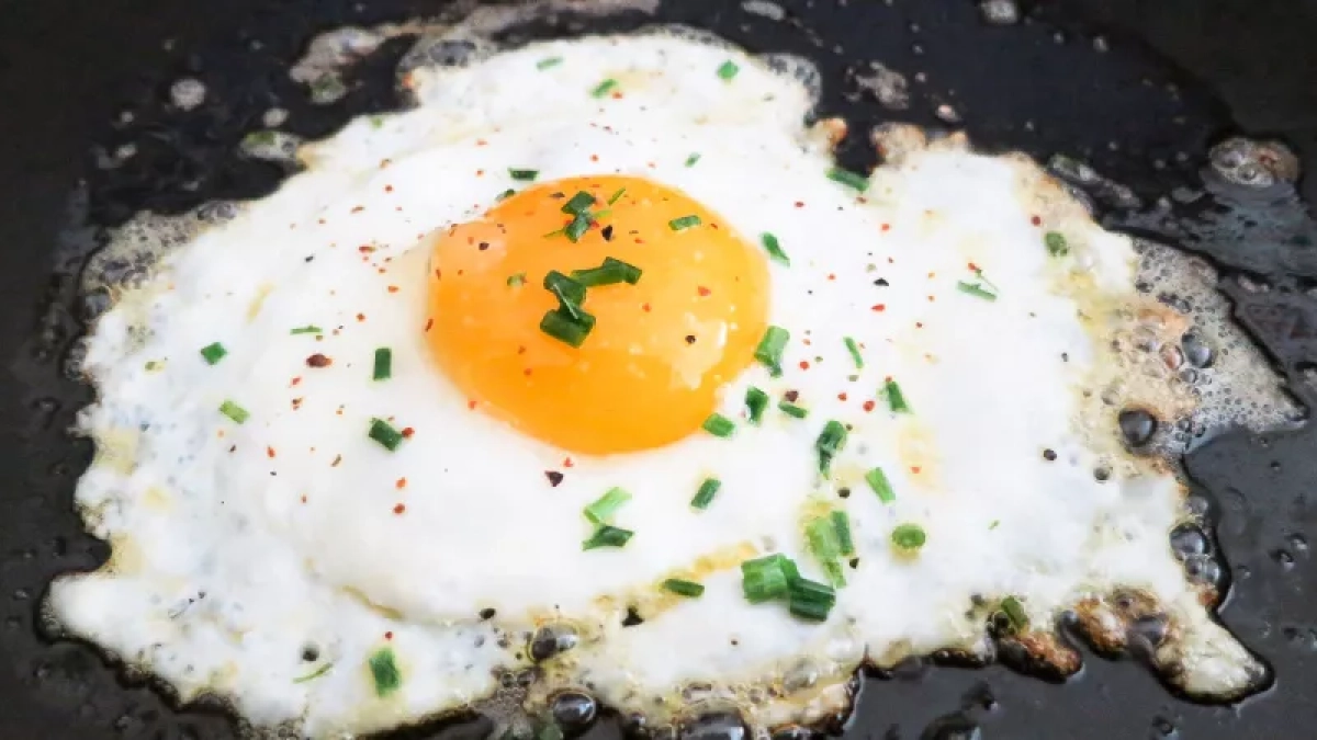 Не сало и не масло: На чём жарят яичницу опытные домохозяйки — запомните раз и навсегда
