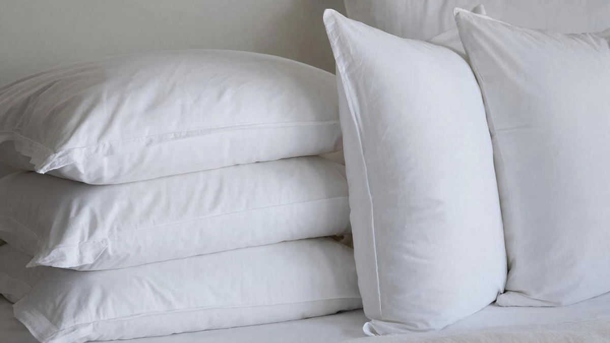 Мне уже надоели жёлтые пятна на подушках, да ещё и пыль везде. Покажу, как я их стираю легко и реально быстро, не распарывая