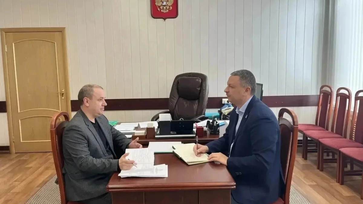 Роман Володин обсудил с главой Лисок ремонт дорог и развитие детского спорта