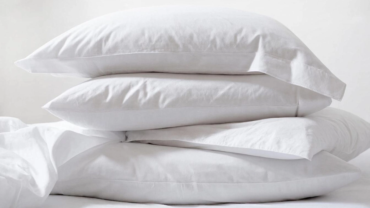 Мне уже надоели жёлтые пятна на подушках, да ещё и пыль везде. Покажу, как я их стираю очень легко и быстро, не распарывая