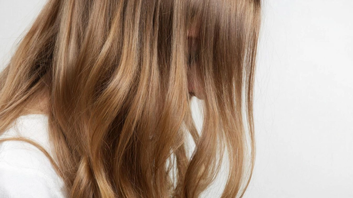 Подливаю 2 капли в шампунь и забываю про выпадение и редкие волосы: мой точно любимый домашний прием