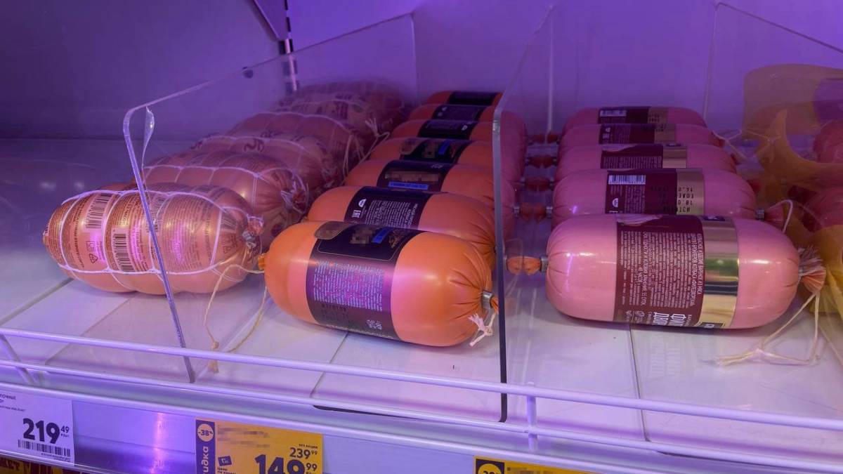 Подруга-продавец рассказала, зачем люди покупают в «Светофоре» по 10-20 палок колбасы и по 20 кг сосисок