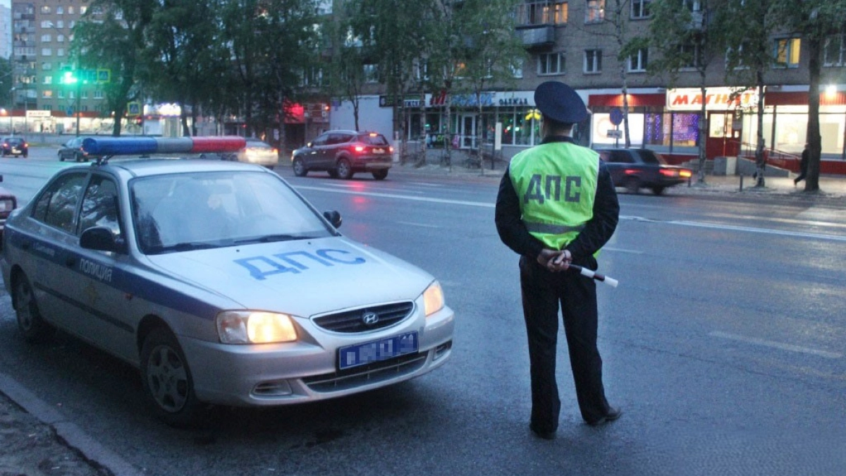 Остановил и не подходит: хитрый трюк инспекторов ДПС на который ведутся 90% водители