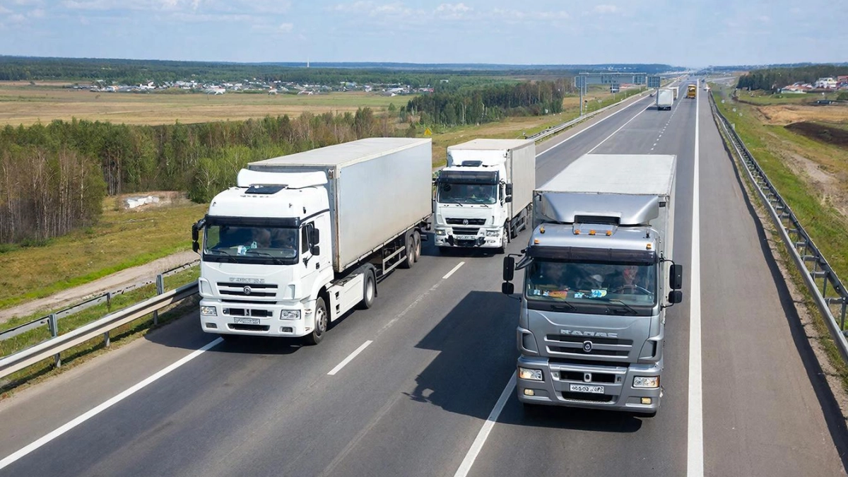 3 причины, по которым дальнобойщики едут реально плотной колонной и блокируют обгон на трассе