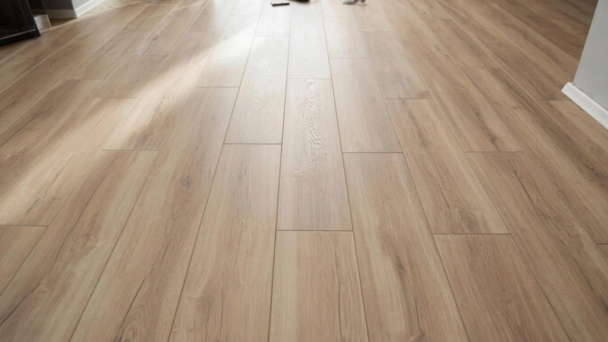 Дешевле ламината и теплее плитки: какое же покрытие для пола сейчас в тренде — служит десятилетиями
