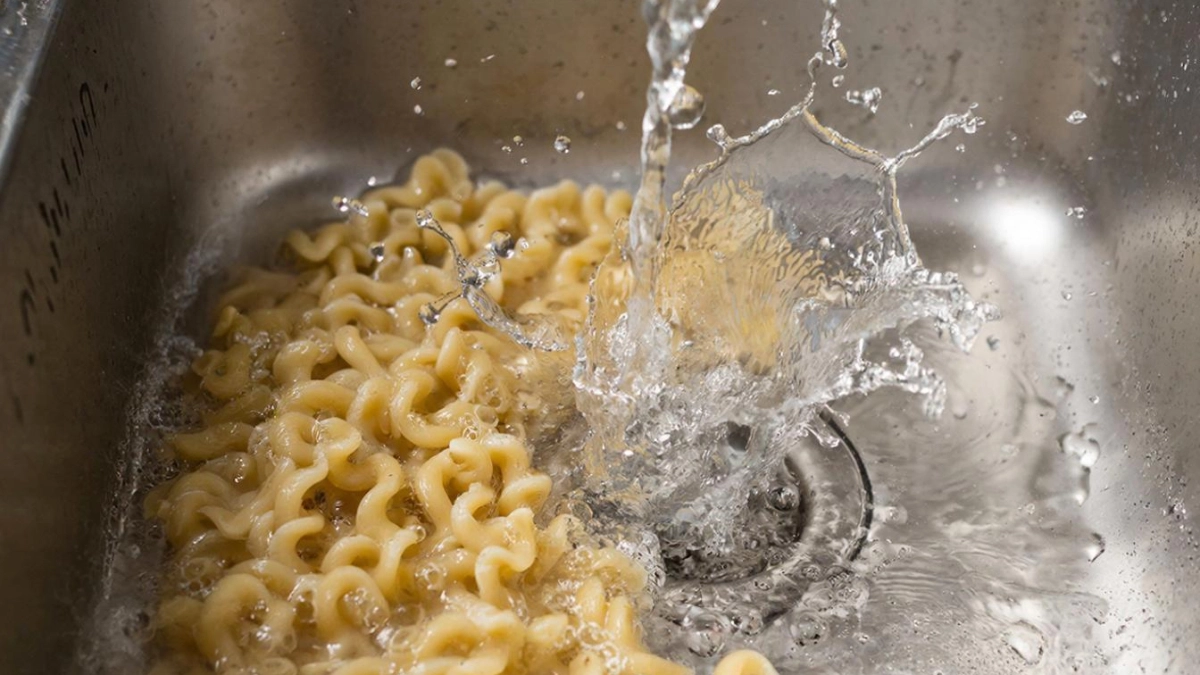 О нет, не выливайте макаронную воду! Я тоже так делала, пока не узнала, насколько реально она полезна