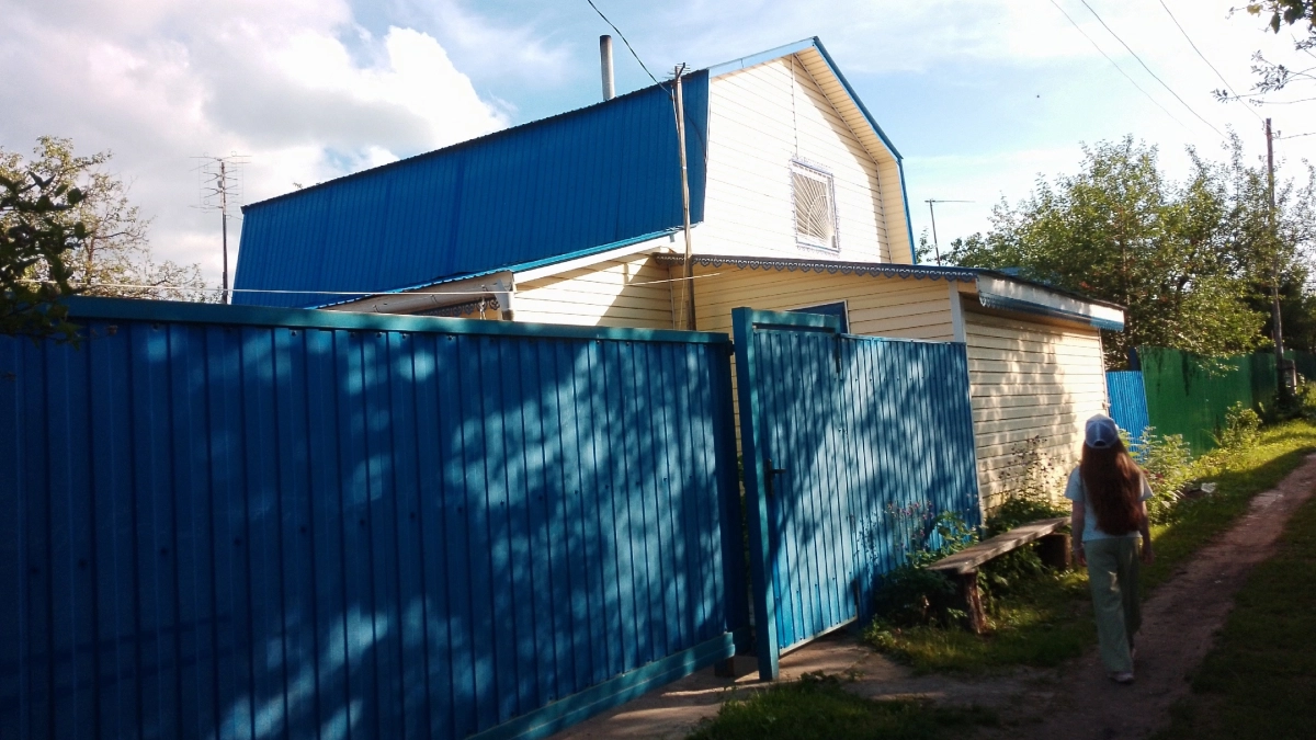 Лучше, чем профлист и кирпич, и дешевле остальных материалов: сделал забор на даче за сутки