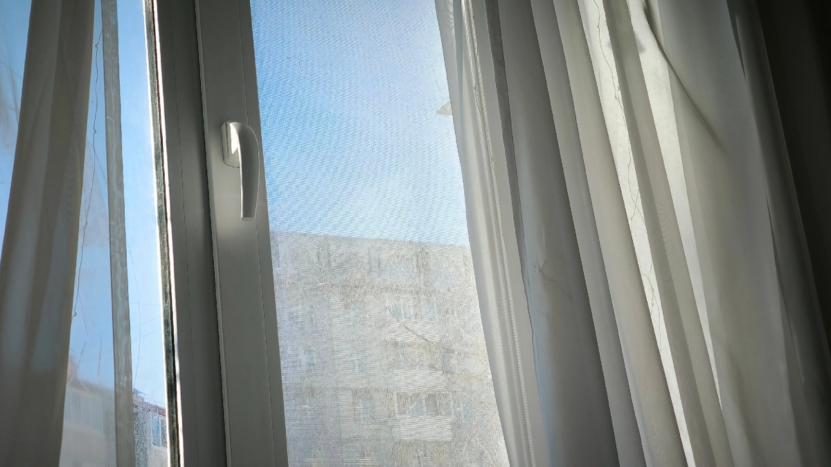 Мою окна без нервов за считанные минуты: беру дешевое средство для стекол и бумажные полотенчики – честный отзыв хозяйки