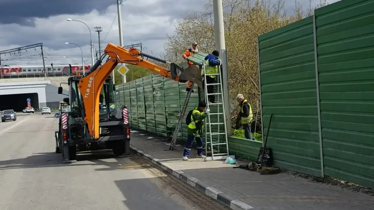 В Лисках коммунальщики вывозят тонны зимнего песка и начали ямочный ремонт на ключевых магистралях