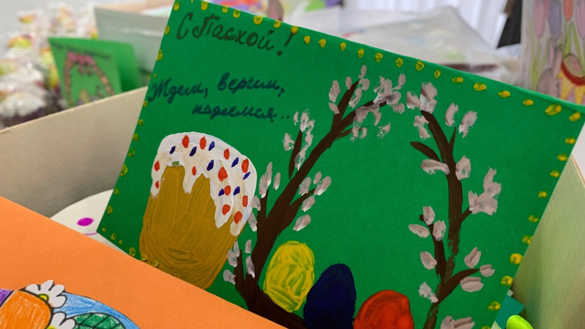 В Лисках к Пасхе передали подарки участникам общества слепых