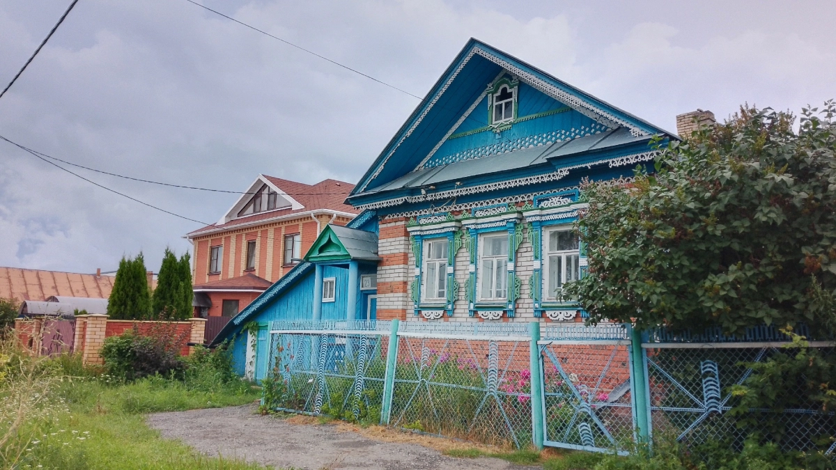 Не скользят и не гниют: какие долговечные дорожки выбрать для дачь в 2026 году