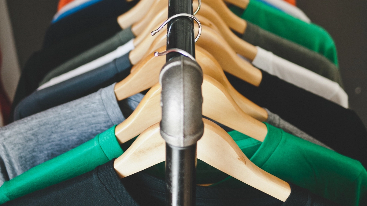 Старые тряпки превращаются в дизайнерские штучки: простые хитрости для второй жизни текстиля