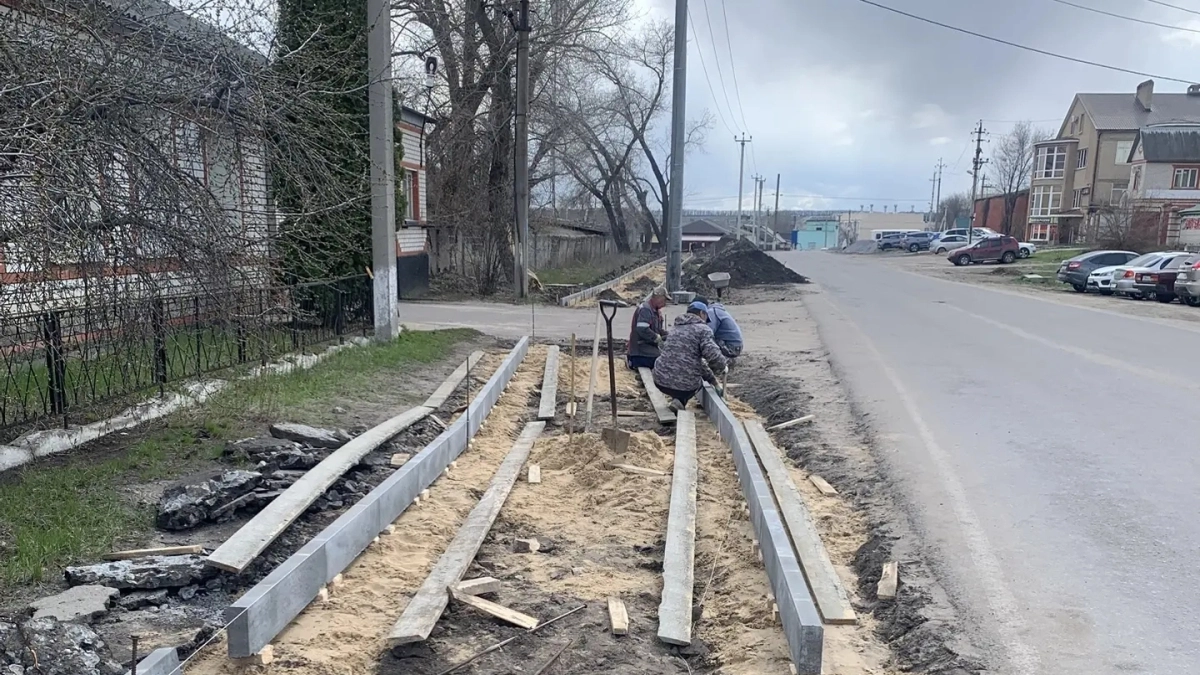 В Лисках приступили к обустройству новых тротуаров на улицах Чапаева и Алексея Толстого