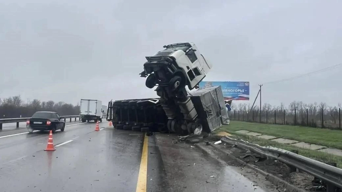 В Лискинском районе фура "Скания" опрокинулась на ограждение трассы М-4 "Дон" из-за мокрой дороги