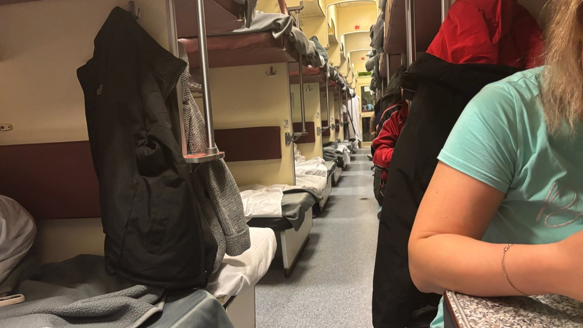 "Это мое место": что делать, если сосед бесится и требует уступить нижнюю полку в поезде — проводник со стажем рассказал, как поступить