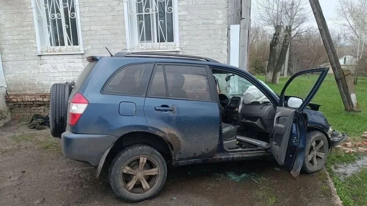 В Воронежской области водитель "Черри-Тигго" влетел в здание аптеки на скорости