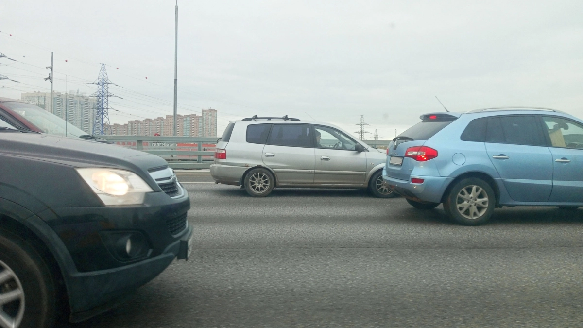 Когда можно стоять под зелёную стрелку на светофоре, если нужно ехать прямо