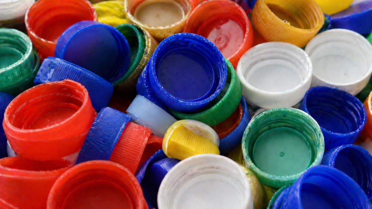 Крышки от пластиковых бутылок больше не выбрасываю: нашел им 5 действительно полезных применений в огороде 