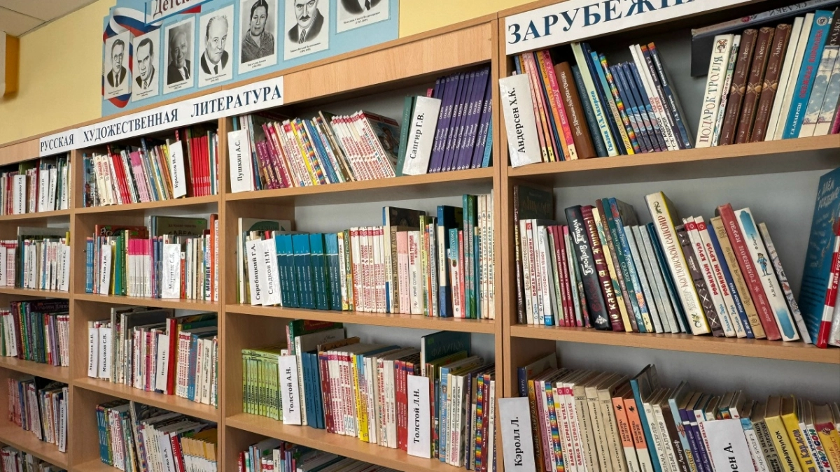 В Лисках школьники расписали деревянные домики в детской библиотеке