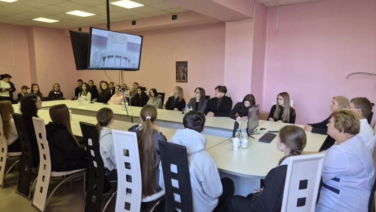 В Лисках для школьников провели профориентационную встречу в районной больнице