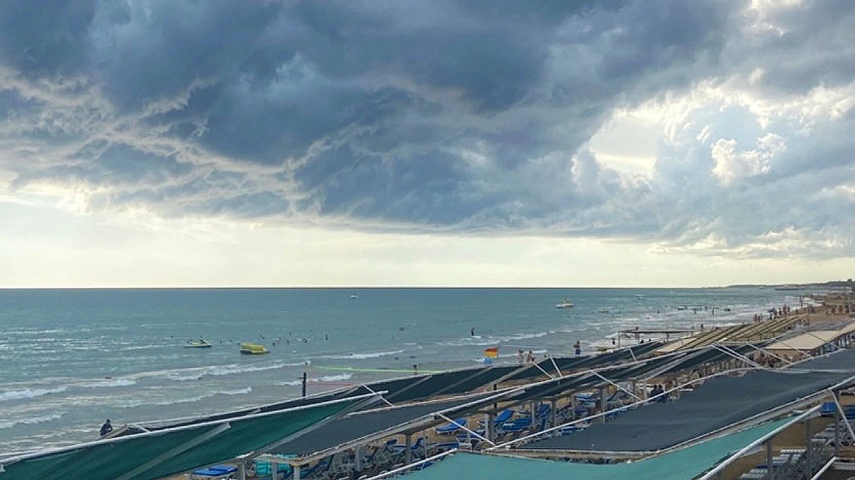 Как в Турции делят туристов на "плохих" и "хороших". Ночной портье из отеля в Аланье рассказал, почему одни получают всё, а другие - ничего