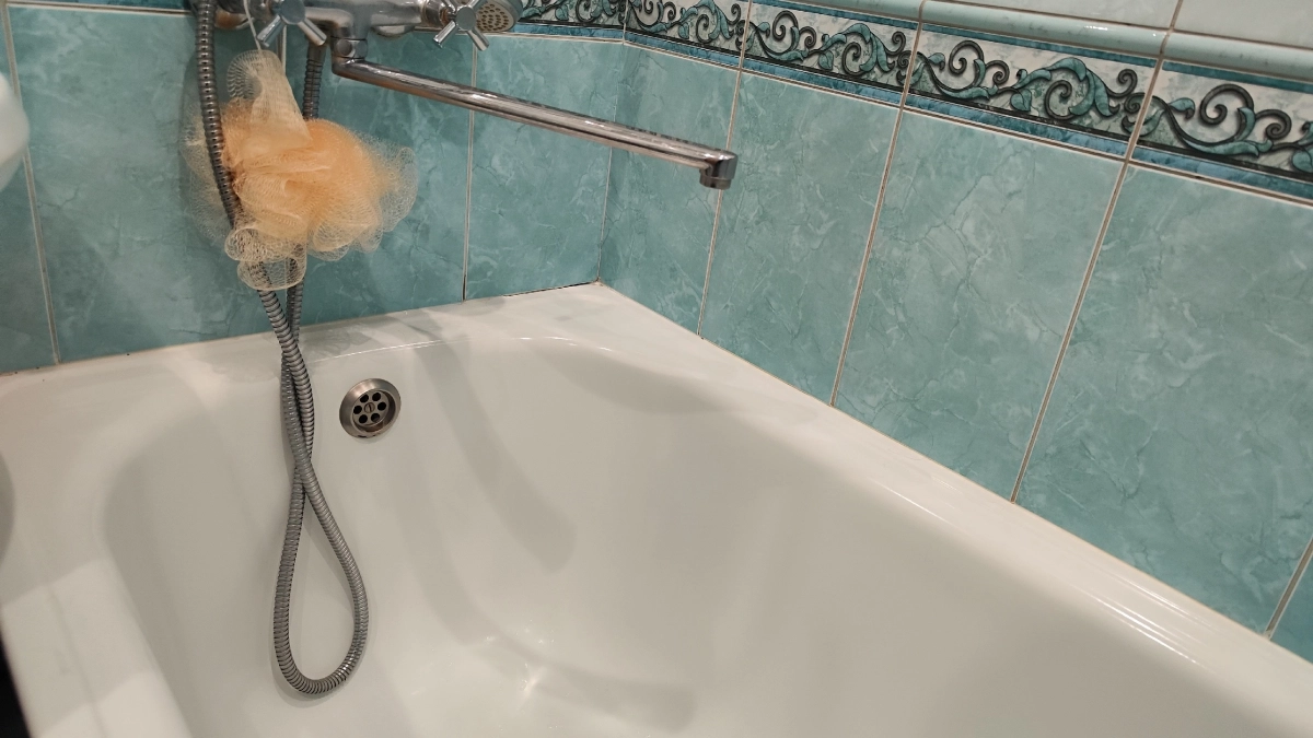 Зачем опытные хозяйки завязывают пакет на лейку душа