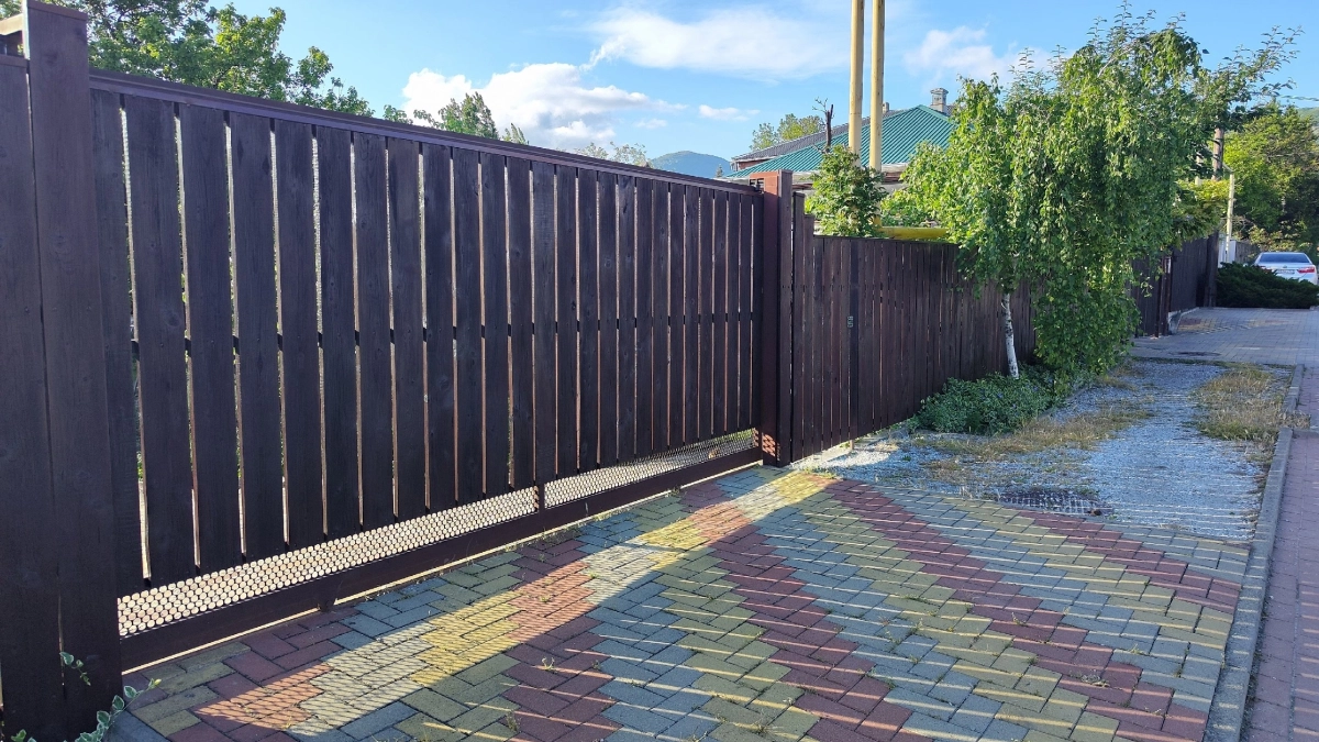 Зачем мой сосед по даче рисует белую полосу на новом заборе. Теперь тоже так делаю