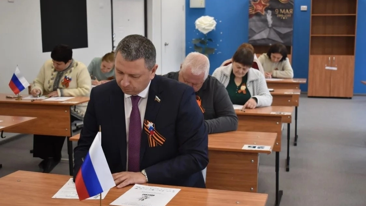 Депутат Роман Володин написал "Диктант Победы" со школьниками и открыл футбольный сезон в Лискинском районе