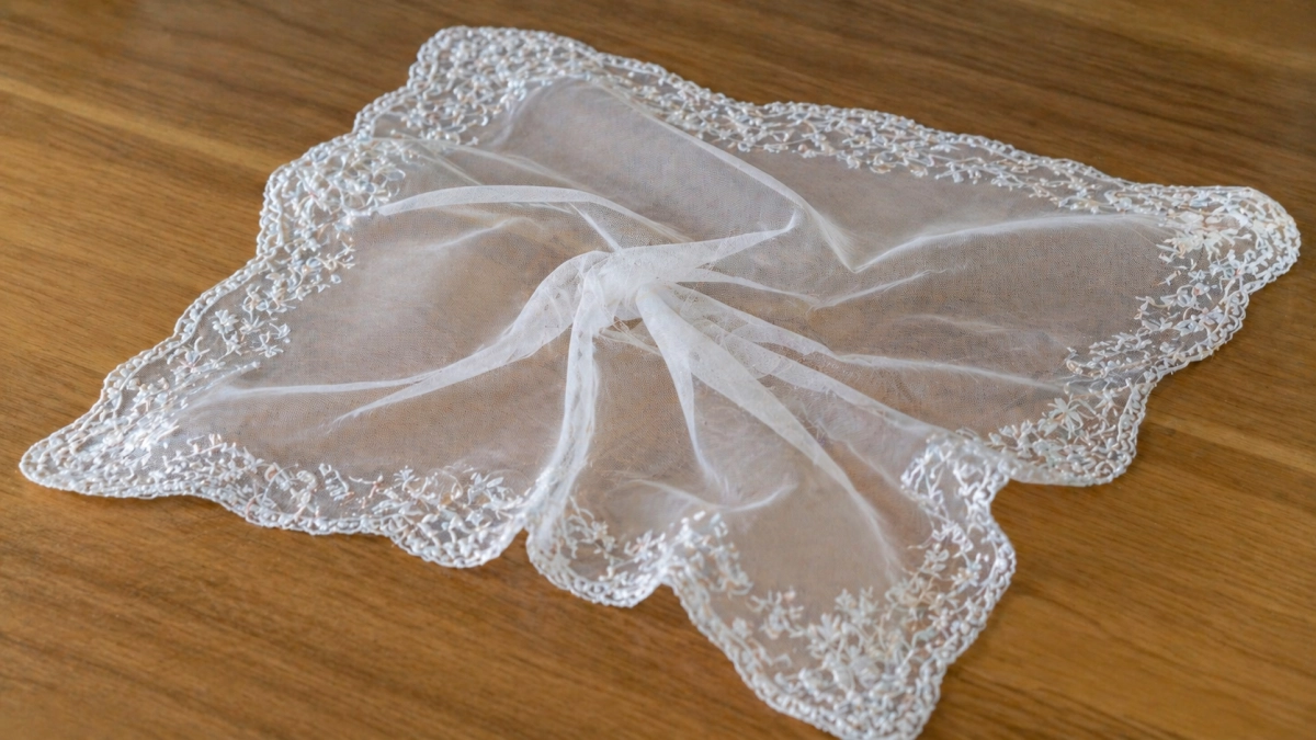 Старый тюль не выбрасываю - превращаю в винтажные салфетки: 9 простых швейных хитростей — даже новичок справится