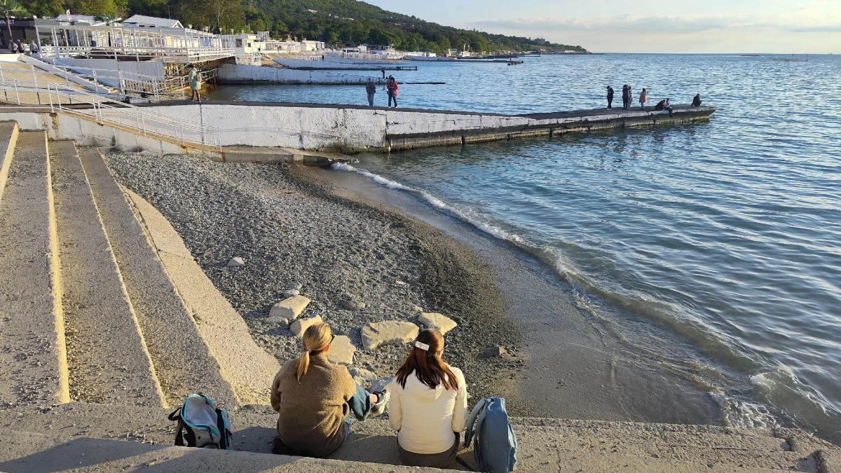 Толпы народа, кана­ли­за­ция в море и серый песок: честный отзыв туристов о трендовом российском курорте