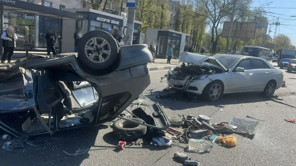 Четверо пассажиров "ВАЗа" и водитель "Мерседеса" пострадали при лобовом столкновении в Воронежской области