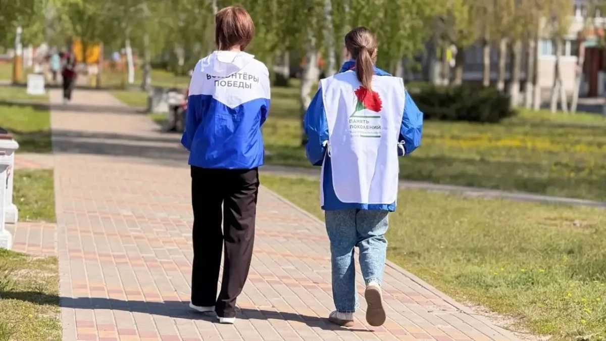 Волонтёры Победы продолжают акцию Красная гвоздика на улицах Лисок для помощи ветеранам